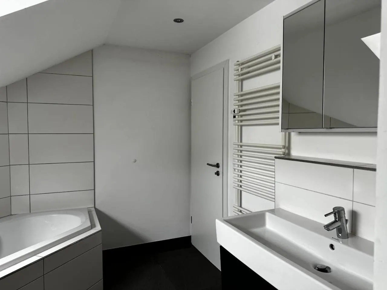 Modern Apartment For Up To 4 People In Stuttgart 0*,